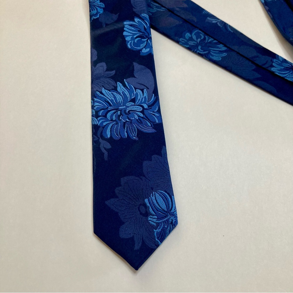Vintage Kai-Long Embroidered Floral Two-Blue Skinny Silk Handmade Tie